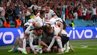 Harry Kane, Inggris, merayakan dengan rekan satu timnya setelah mencetak gol kedua timnya selama pertandingan semifinal sepak bola Euro 2020 antara Inggris dan Denmark di Wembley.